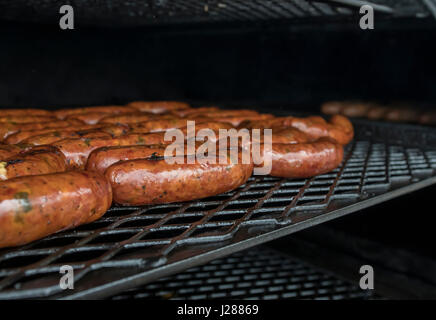 Nahaufnahme Bild des Gourmet-Würstchen auf dem Grill Kochen Stockfoto