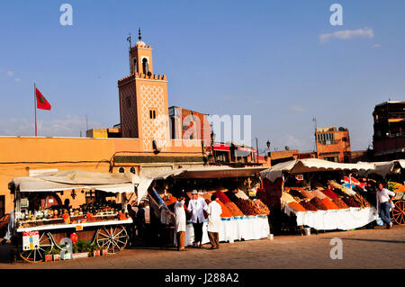 Getrocknete Früchte Stände in der pulsierenden Djema el Fna SQ in Marrakesch, Marokko. Stockfoto