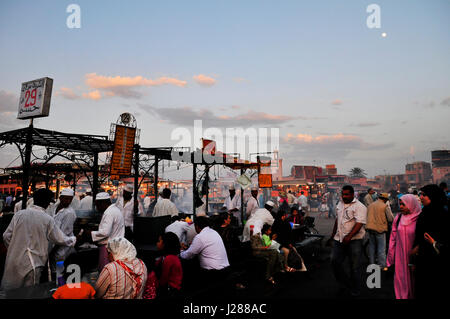 DFood Stände in der bunten Nachtmarkt in dem Djema el Fna SQ in Marrakesch, Marokko. Stockfoto