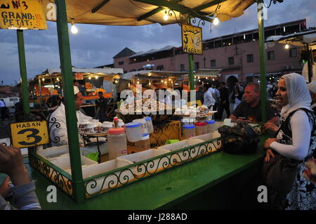 DFood Stände in der bunten Nachtmarkt in dem Djema el Fna SQ in Marrakesch, Marokko. Stockfoto