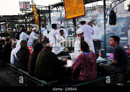 DFood Stände in der bunten Nachtmarkt in dem Djema el Fna SQ in Marrakesch, Marokko. Stockfoto