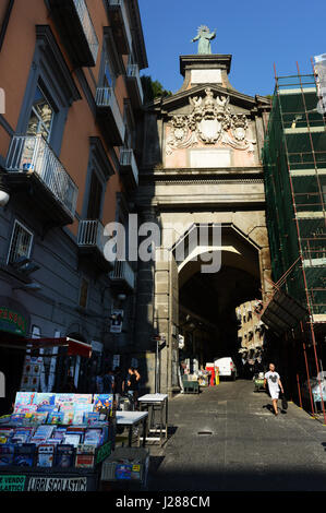 Über Port'Alba in der Piazza Dante im historischen Zentrum von Neapel. Stockfoto