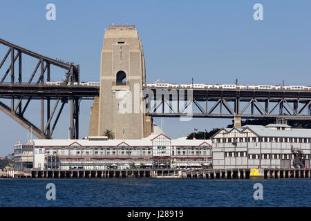 Zug zu überqueren der Sydney Harbour Bridge bei Dawes Point, Sydney, New South Wales, Australien Stockfoto