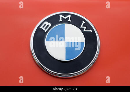 LUDWIGSBURG, Deutschland - 23. April 2017: BMW Oldtimer Auto bei der Schlagzeuggeschäft-Veranstaltung am 23. April 2017 in Ludwigsburg, Deutschland. Nahaufnahme des vorderen Emblems Stockfoto
