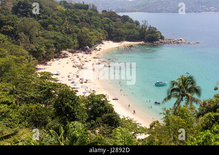 Menschen am Strand von Laem SIngh, Phuket, Thailand Stockfoto