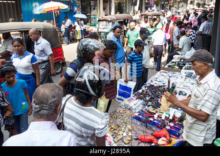 Beschäftigt Straßenszene im Stadtteil Pettah, Colombo, Sri Lanka Stockfoto