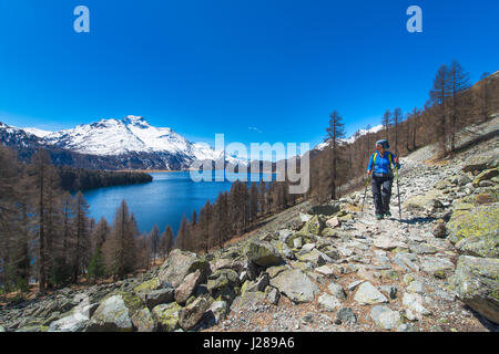 Alpine Wanderungen in den Schweizer Alpen eine Mädchen mit einem großen See im Hintergrund im Engadin bei St. Moritz wandern Stockfoto