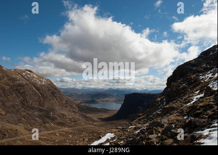 Die 3. höchste Straße in Schottland, die Bealach Na Bà, Blick vom Applecorss in Richtung Plockton in Wester Ross an einem sonnigen Frühlingstag Stockfoto