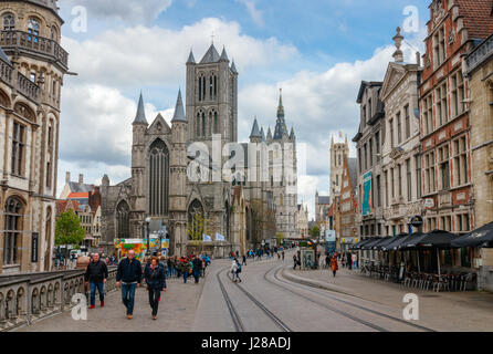 Blick auf das alte Gent Zentrum mit dem Sint-Michielshelling, Cataloniestraat Saint-Nicholas, Kirche, Glockenturm und der Kathedrale Saint Bavo. Belgien. Stockfoto