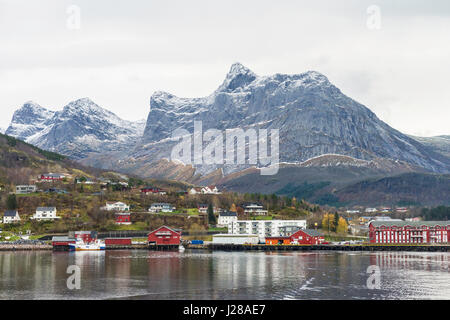 Das Dorf Ørnes, in Nordland County, Nordnorwegen, aus einer Hurtigruten Küsten Express Kreuzfahrtschiff gesehen. Stockfoto