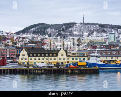 Die Stadt Harstad, Troms Grafschaft, Norther Norwegen, gesehen von einem Hurtigruten Coastal Express Kreuzfahrtschiff. Stockfoto