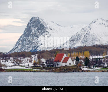 Trondenes Kirke ist die nördlichste Mittelalterliche steinerne Kirche in Norwegen, in der Nähe von Harstad in Troms County. Stockfoto