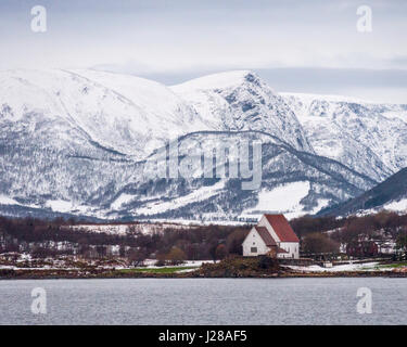 Trondenes Kirke ist die nördlichste Mittelalterliche steinerne Kirche in Norwegen, in der Nähe von Harstad in Troms County. Stockfoto