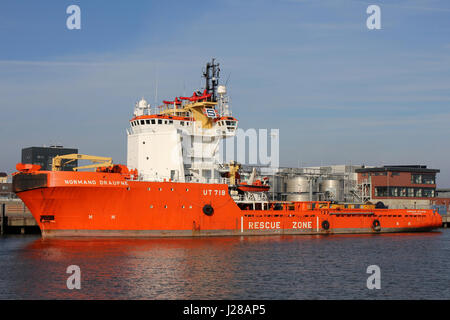 NORMAND DRAUPNE von Solstad Offshore in den Hafen von Cuxhaven betrieben. Dies ist ein Anchor Handling Tug und Versorgungsschiff (AHTS) Baujahr 1985. Stockfoto