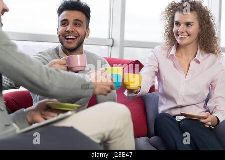 Unternehmer-Gruppe In Coworking-Zentrum Kaffeepause, Kollegen am Arbeitsplatz Mix Rennen Menschen treffen moderne Büro Cafe Panorama-Fenster Stockfoto
