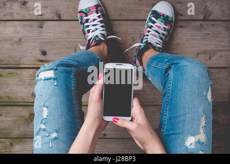 Junge Frau mit Smartphone Stockfoto