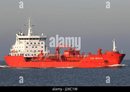 STEN ARNOLD an der Elbe. Rederiet Stenersen AS betreibt eine Flotte von 16 Chemie/Produktentanker in verschiedenen Größen von 13-19 000-Dwt in Europa. Stockfoto