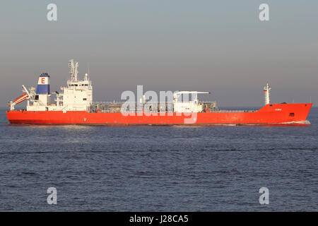 Semi-gekühlte LPG-Tanker TEMSE an der Elbe. Exmar ist eine belgische Reederei und an der Euronext Brüssel notiert. Stockfoto