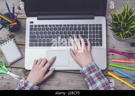 Overhead shot der Frau Arbeiten am Laptop Stockfoto