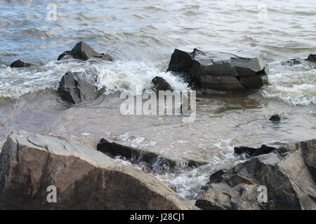 Wellen, die Kaskadierung über Felsen am Sandy Point State Park Stockfoto