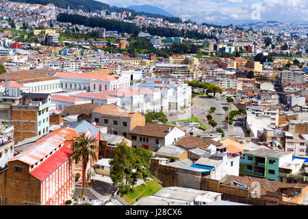Stadtbild von Quito, Ecuador von der Basilika des nationalen Gelübdes aus gesehen Stockfoto