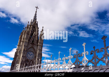 Einer der Türme der Basilika des nationalen Gelübdes in Quito, Ecuador Stockfoto