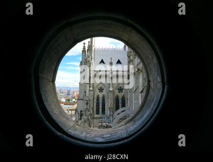 Blick auf die Basilika des nationalen Gelübdes in Quito, Ecuador wie aus einem kleinen runden Fenster gesehen Stockfoto