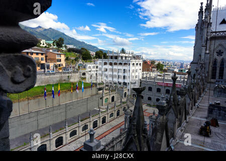 Ansicht von Quito, Ecuador von der Basilika des nationalen Gelübdes aus gesehen Stockfoto