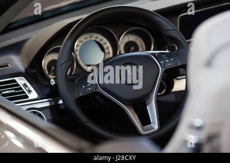 Belgrad, Serbien - 25. März 2015: Mercedes E220 BlueTEC Interieur präsentiert auf Belgrad 52. Internationalen Automobilausstellung - MSA (OICA). Stockfoto