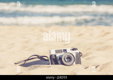 Alte vintage Kamera in den Sand am Strand liegen Stockfoto