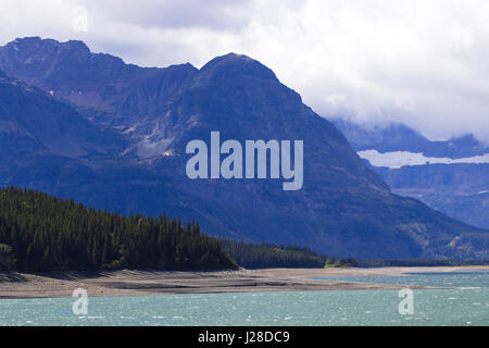 Am malerischen Lake Sherburne Eingangsbereich viele Gletscher im Glacier Nationalpark in Montana. Stockfoto