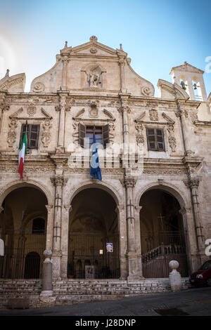 Exterieur der Chiesa San Michele in Cagliari, Sardinien, Italien an einem sonnigen Tag mit blauem Himmel. Das Hotel liegt im Zentrum von Cagliari, niemand in der Szene. Stockfoto