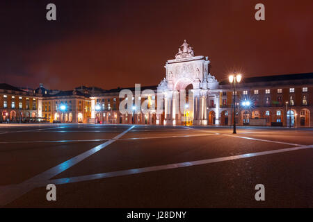 Commerce Square bei Nacht in Lissabon, Portugal Stockfoto