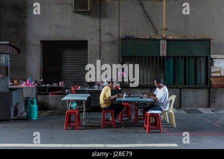 Menschen Essen in ein outdoor-Food Centre in Kuala Lumpur, Malaysia. Stockfoto