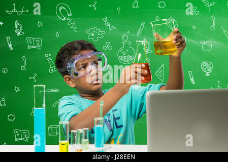 niedlichen indische Kinder Wissenschaft experimentieren im Chemielabor oder Biologielabor in der Schule Stockfoto