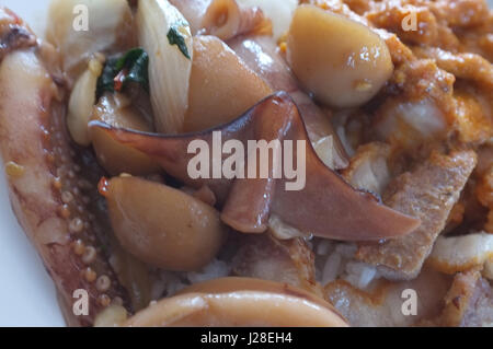 Gebratener Tintenfisch mit Basilikum und Panaeng Curry mit Schweinefleisch, Konzept Straße Essen Thailand Thai Küche Stockfoto