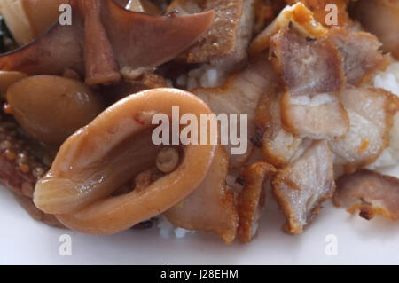 Thai-Küche, gebratener Tintenfisch mit Basilikum und gebratenen Schweinebauch mit Knoblauch, Konzept Straße Essen Thailand Stockfoto