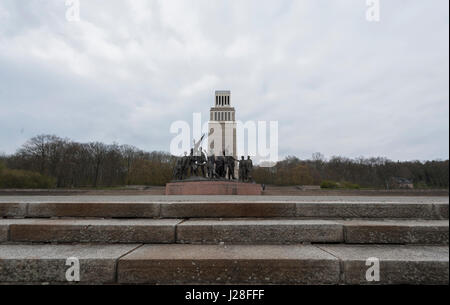 In der Nähe von Weimar, Deutschland, den Glockenturm und die Figurengruppe in der DDR-Gedenkstätte Buchenwald Konzentration Campl. Stockfoto