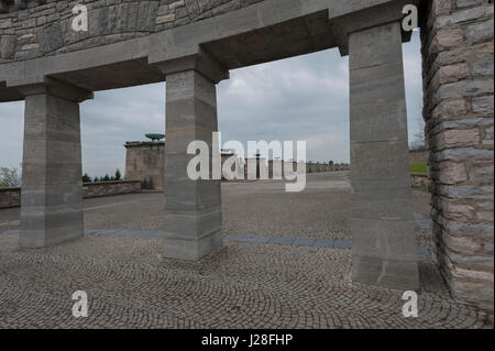 Die Allee der Nationen in der DDR-Gedenkstätte des Buchenwald Konzentration Campl in der Nähe von Weimar, Deutschland. Stockfoto