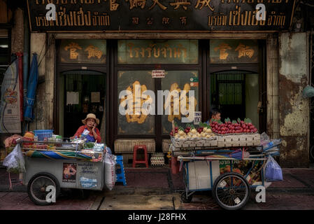 Chinatown Bangkok Thailand Straße. Händler. Obstverkäufer und Karren Stockfoto