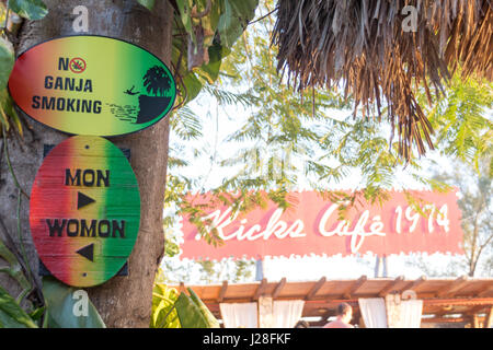 Jamaika, Negril, Ganja Rauchen, Schilder an den Baumstamm in Jamaika Stockfoto