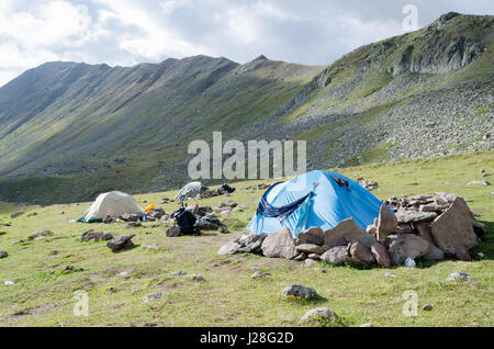 Georgien, Mzcheta-Mtianeti, Stepanzminda, Kazbegtour, Biwakplatz Sabertse Frühling anzeigen im Südosten von Morgenlicht Stockfoto