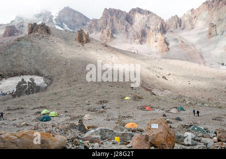 Georgien, Mzcheta-Mtianeti, Stepanzminda, Kazbegtour, Meteostation auf dem Gletscher auf dem Campingplatz Stockfoto