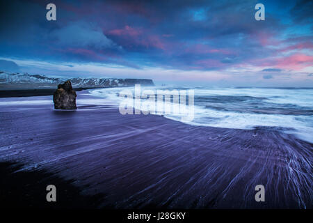 Arnardrangur Meer-Stack und Reynisfjara schwarzen Strand an der isländischen Küste Stockfoto