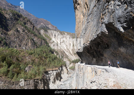 Nepal, Western Region, Pisang, am Annapurna Circuit - Tag 4 - von Chame zu niedrigeren Pisang - schlängelt Weg sich entlang den Berg Stockfoto