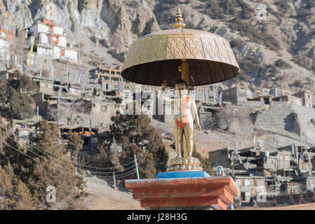 Nepal, Western Region, Bhakra, auf der Annapurna Circuit - Tag 6 - Tag in Braga - Statue zu Ehren des Buddha in Braga, im Hintergrund die Gompa Stockfoto