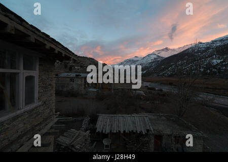 Nepal, Western Region, Bhakra, auf der Annapurna Circuit - Tag 6 - Tag Akklimatisierung in Braga - Sonnenuntergang in Bhakra Blick über das Marsyangdi zu Manang Stockfoto