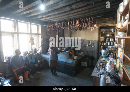 Nepal, Western Region, Bhakra, auf der Annapurna Circuit - Tag 7 - von Braga, Yak Kharka - Küche des Hotel Buddha in Braga oder Bhakra Stockfoto