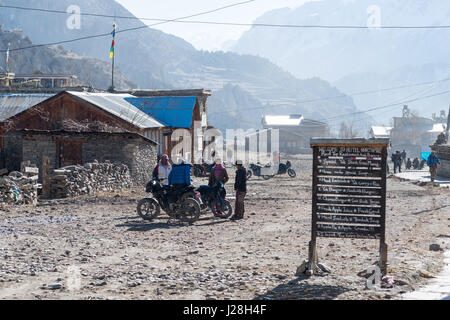 Nepal, Western Region, Tanki Manang, am Annapurna Circuit - Tag 7 - von Braga, Yak Kharka - Straße Leben im Zentrum von Manang Stockfoto