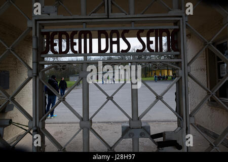 Inschrift auf dem Haupttor der KZ-Gedenkstätte Buchenwald bei Weimar, Deutschland. Stockfoto